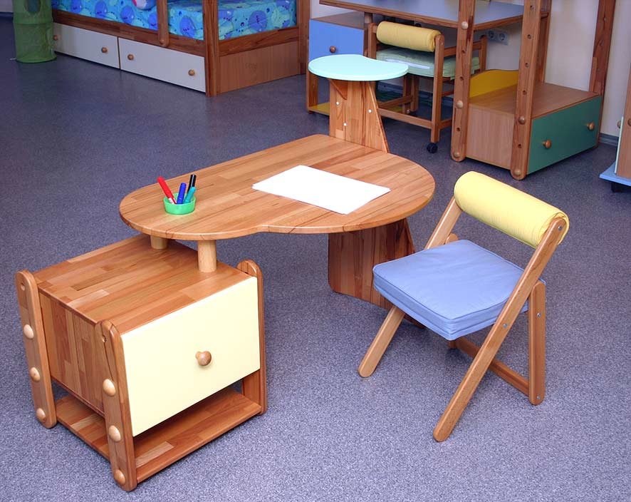 How to choose and buy a children's folding table and chairs presented on the bulletin board in Israel