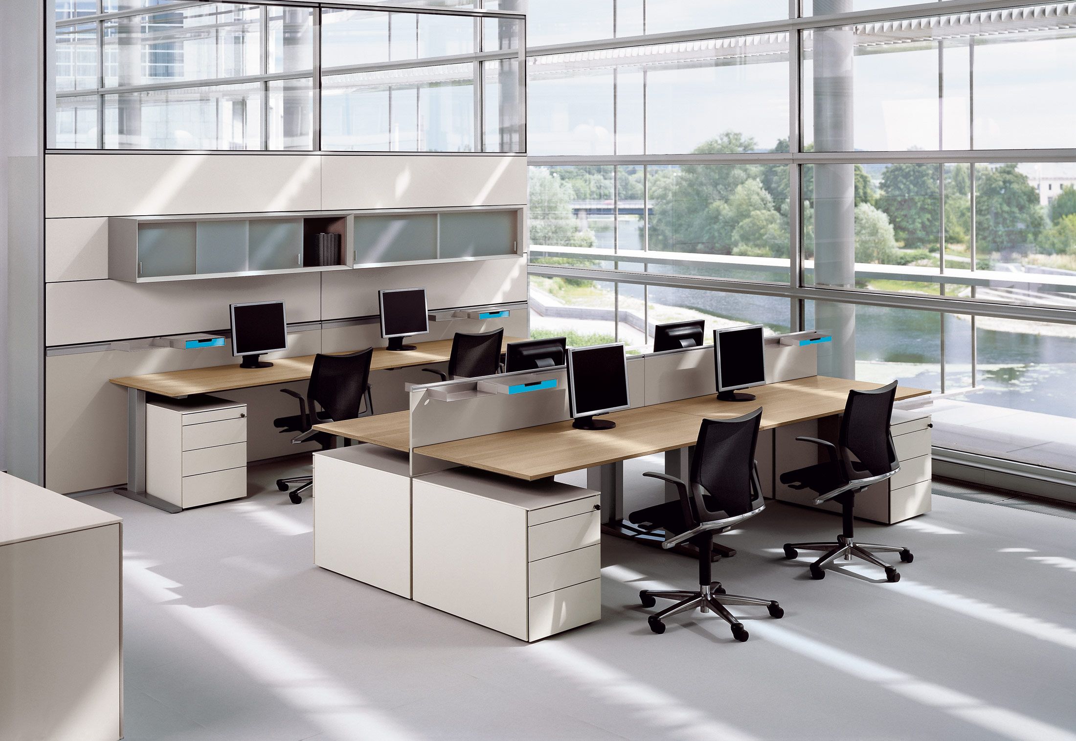 Sale of office desks in Israel