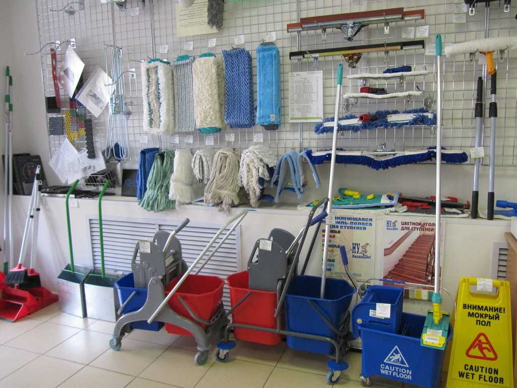 شراء معدات لتنظيف متجر في إسرائيل