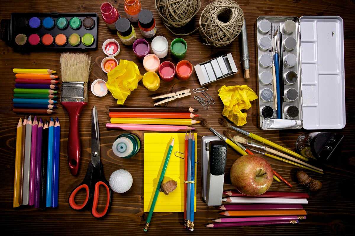 ציוד אמנות בשפע: צבעים, מברשות וקנבסים עבור מוחות יצירתיים