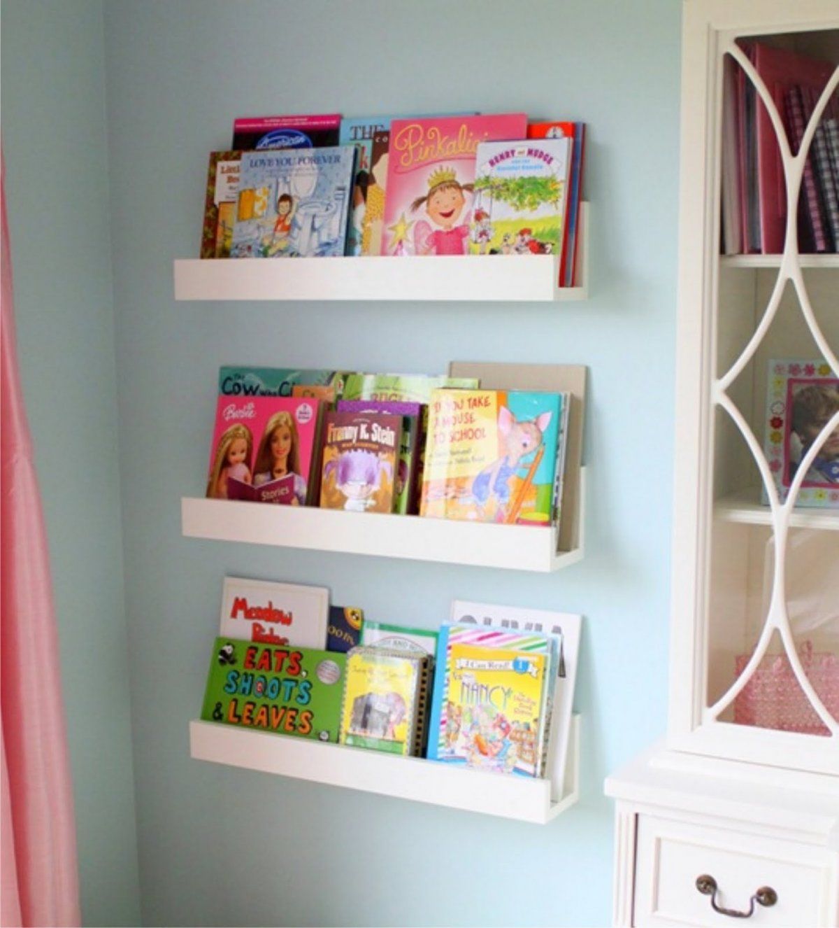 Des étagères efficaces pour les collections de livres et de jouets pour enfants israéliens