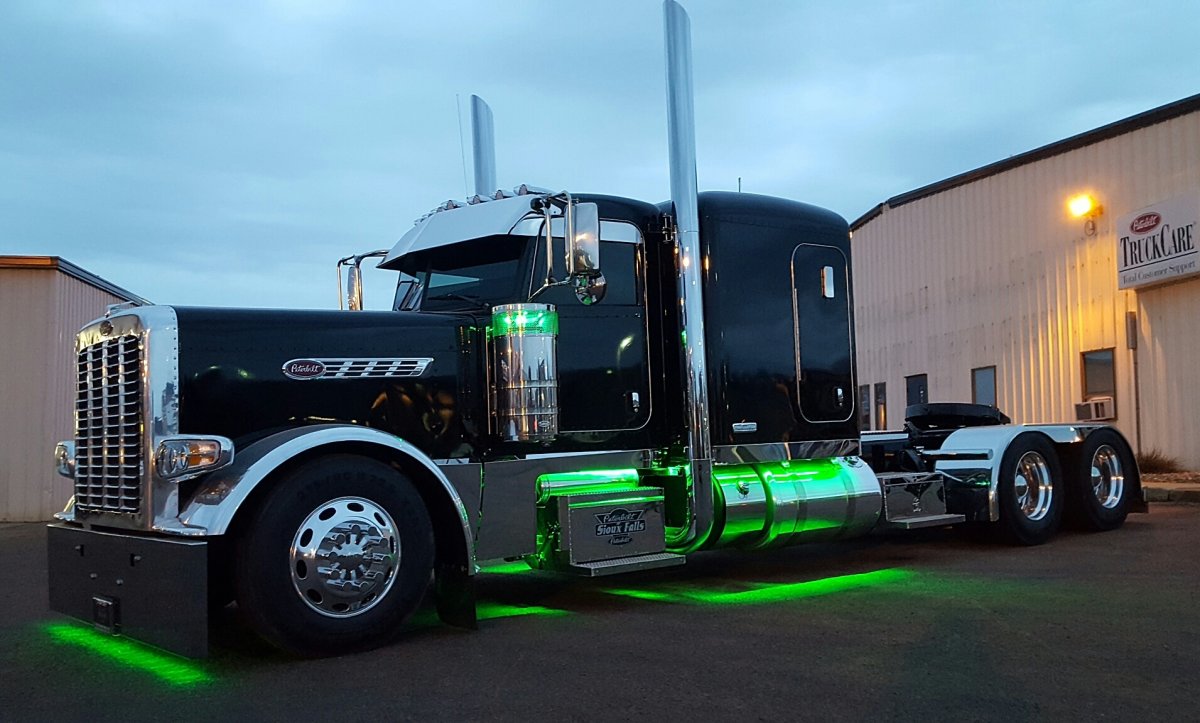 أين يمكن العثور على شاحنات Peterbilt 389 المستعملة على لوحة الإعلانات في إسرائيل