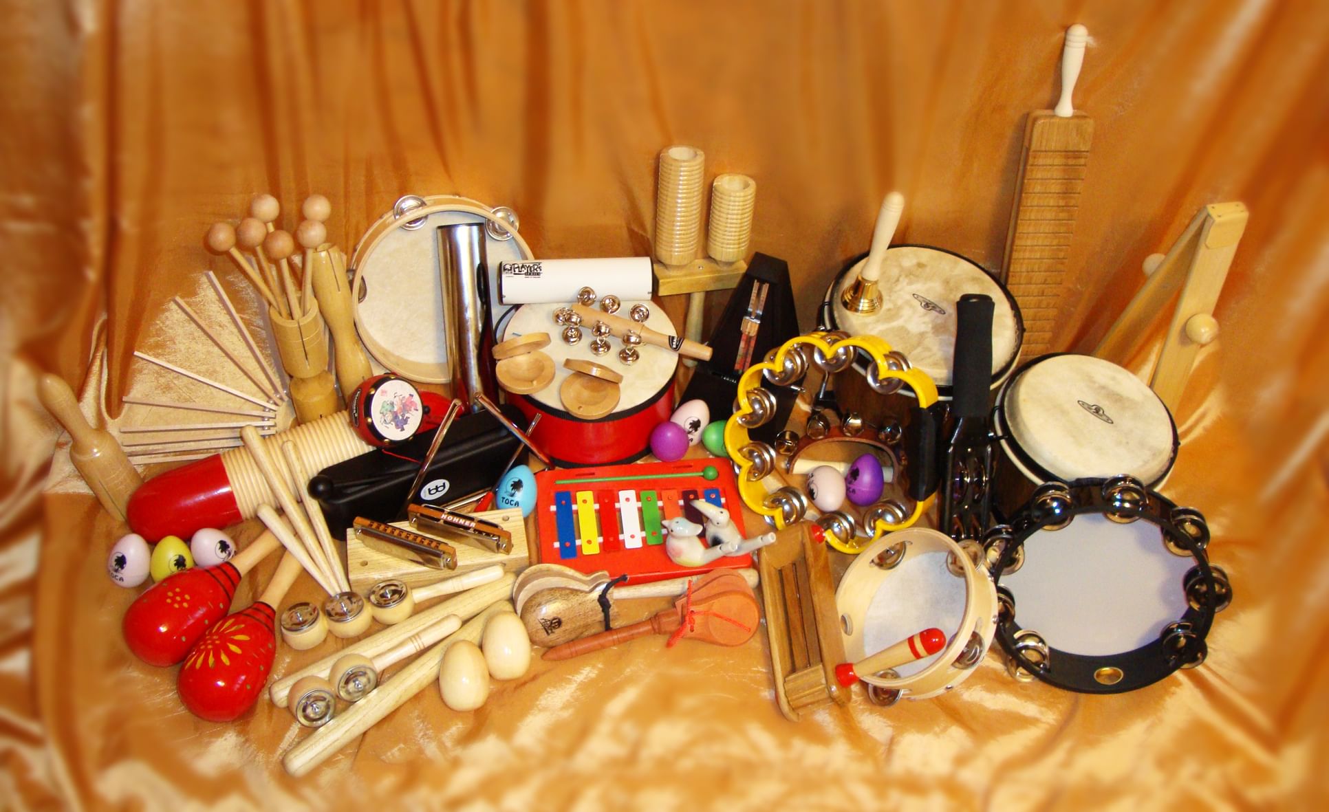 Achetez des instruments de musique pour enfants sur le babillard en Israël.