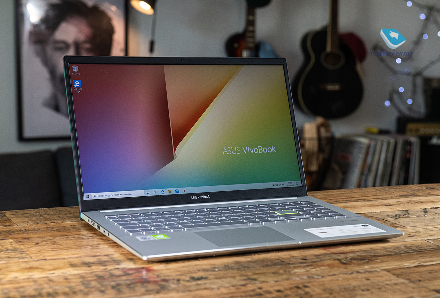 Asus VivoBook: Stylish laptops for students.