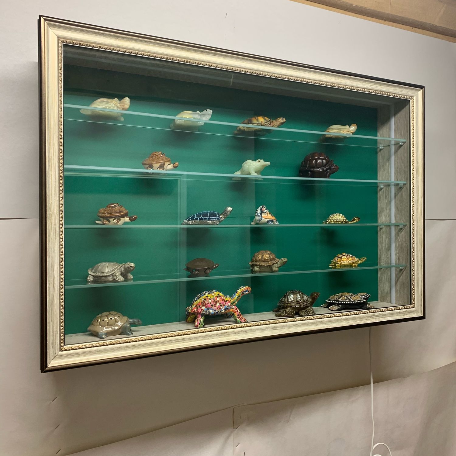 Choose glass display cases for your collectibles in Israel