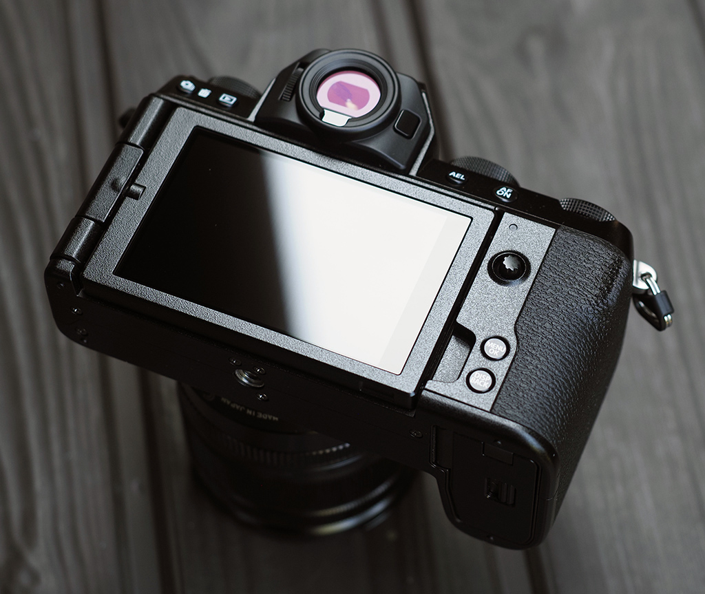 Fujifilm X-S10: מצלמה קומפקטית ללא מראה