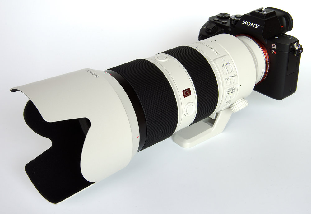 Sony FE 70-200mm f/2.8 GM OSS: עדשת טלפוטו מקצועית עם ייצוב אופטי.