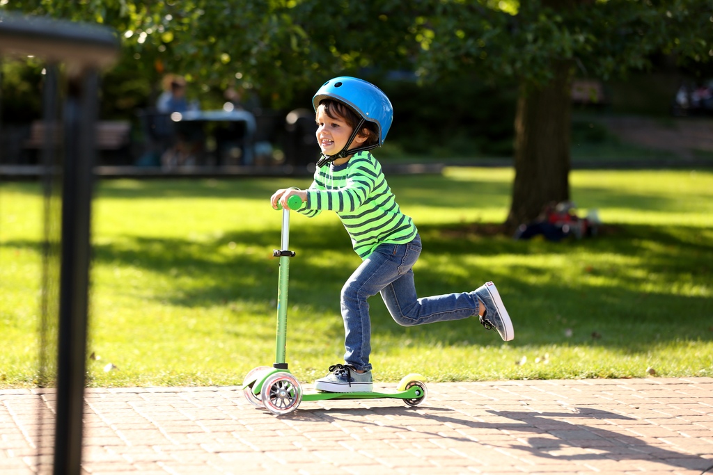 Sécurité des scooters 101 : règles et directives pour les enfants