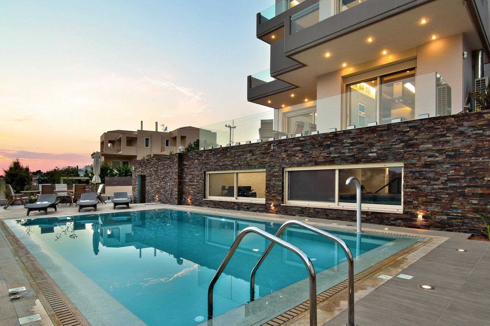 بيع منازل خاصة مع حمامات سباحة خاصة وجاكوزي في نتانيا