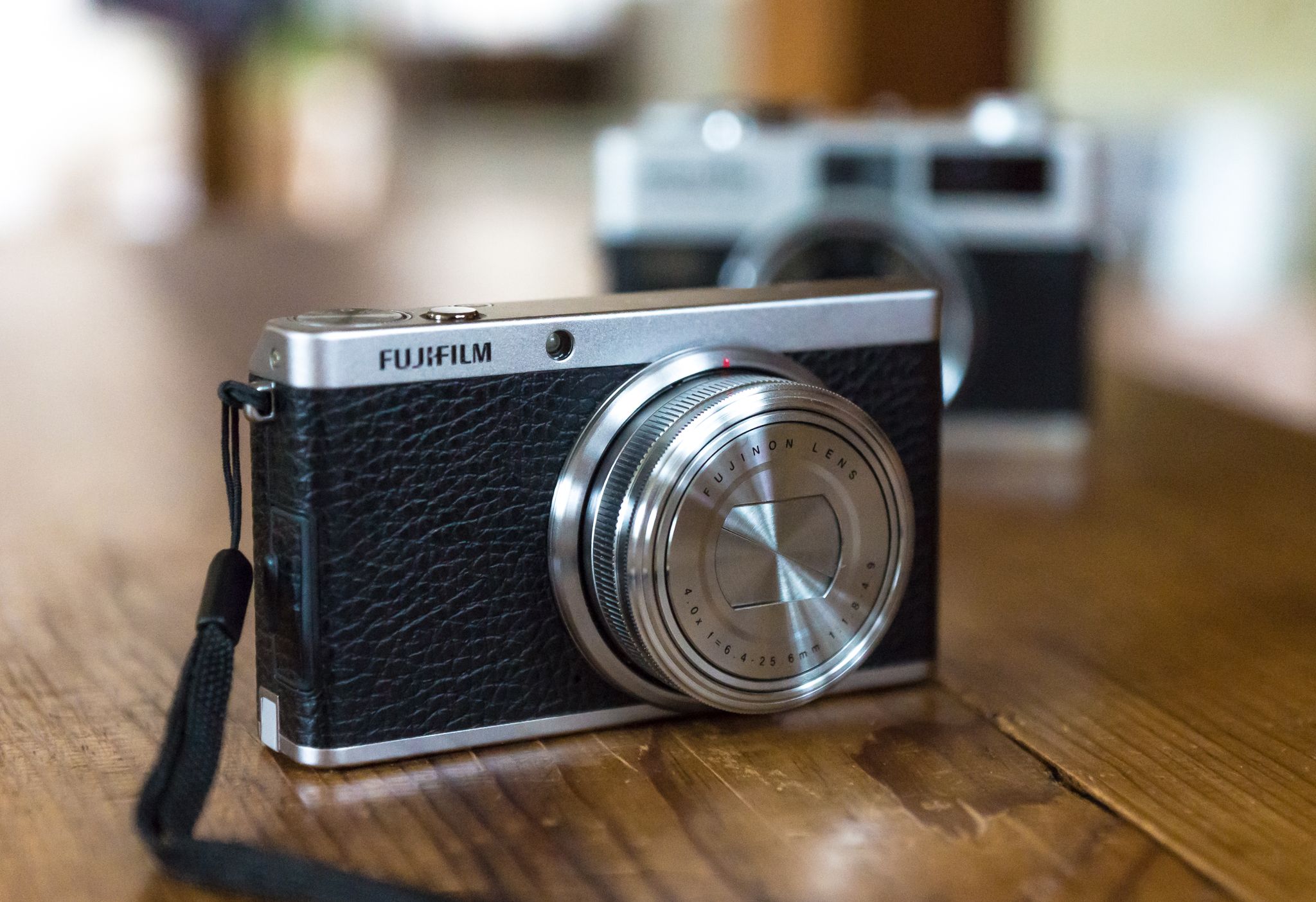 Fujifilm XF1: מצלמה קומפקטית מסוגננת