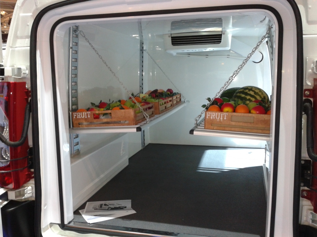 دور معدات التبريد في توصيل الطعام ونظام التخزين.
