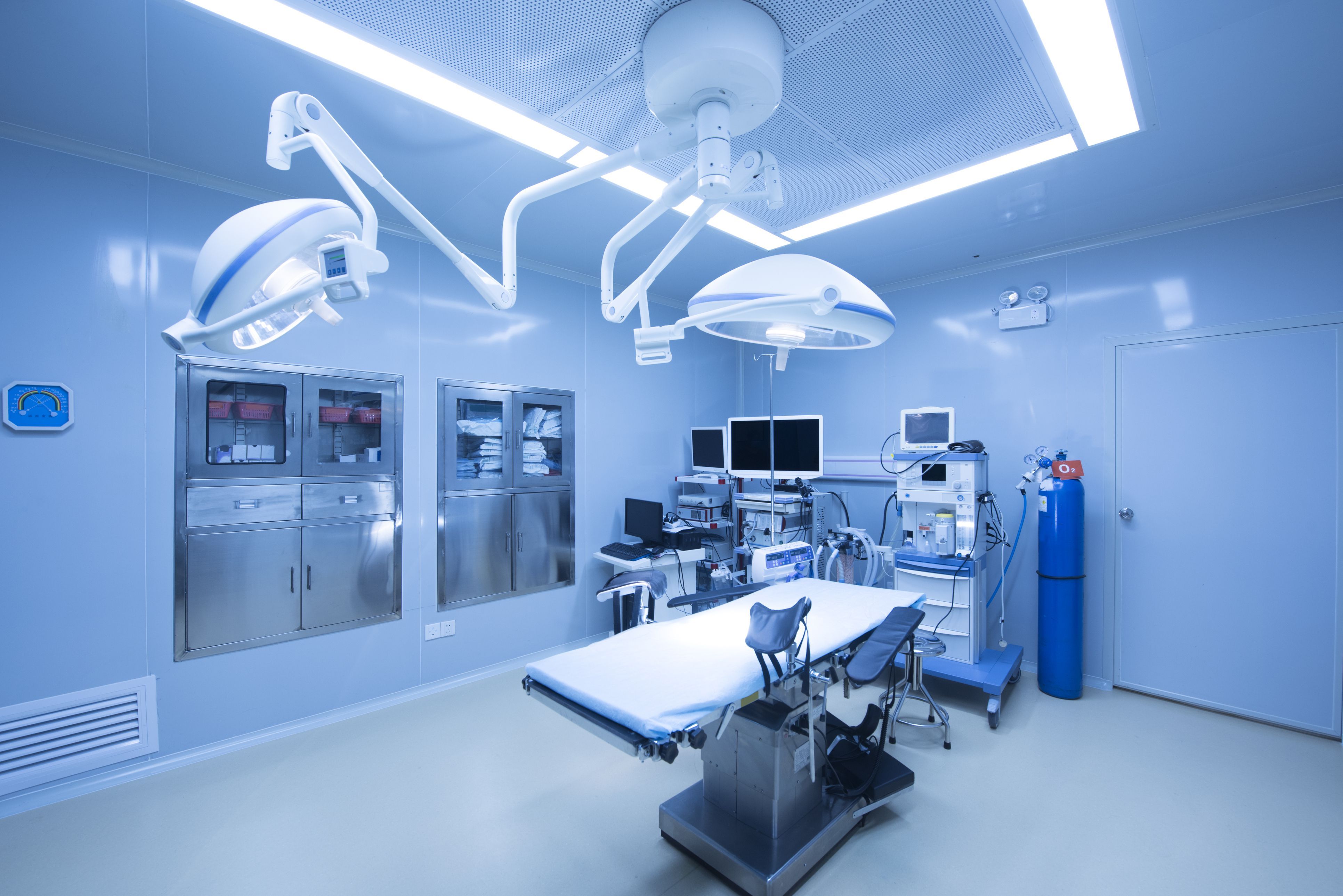 تعزيز الدقة الجراحية: مناقشة حول المعدات الجراحية الأساسية