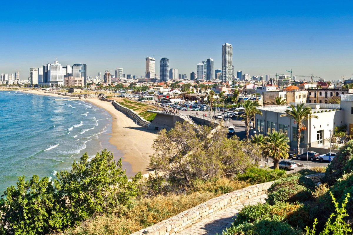 Modern Metropolis: Buy land for a business center in the financial district of Tel Aviv.