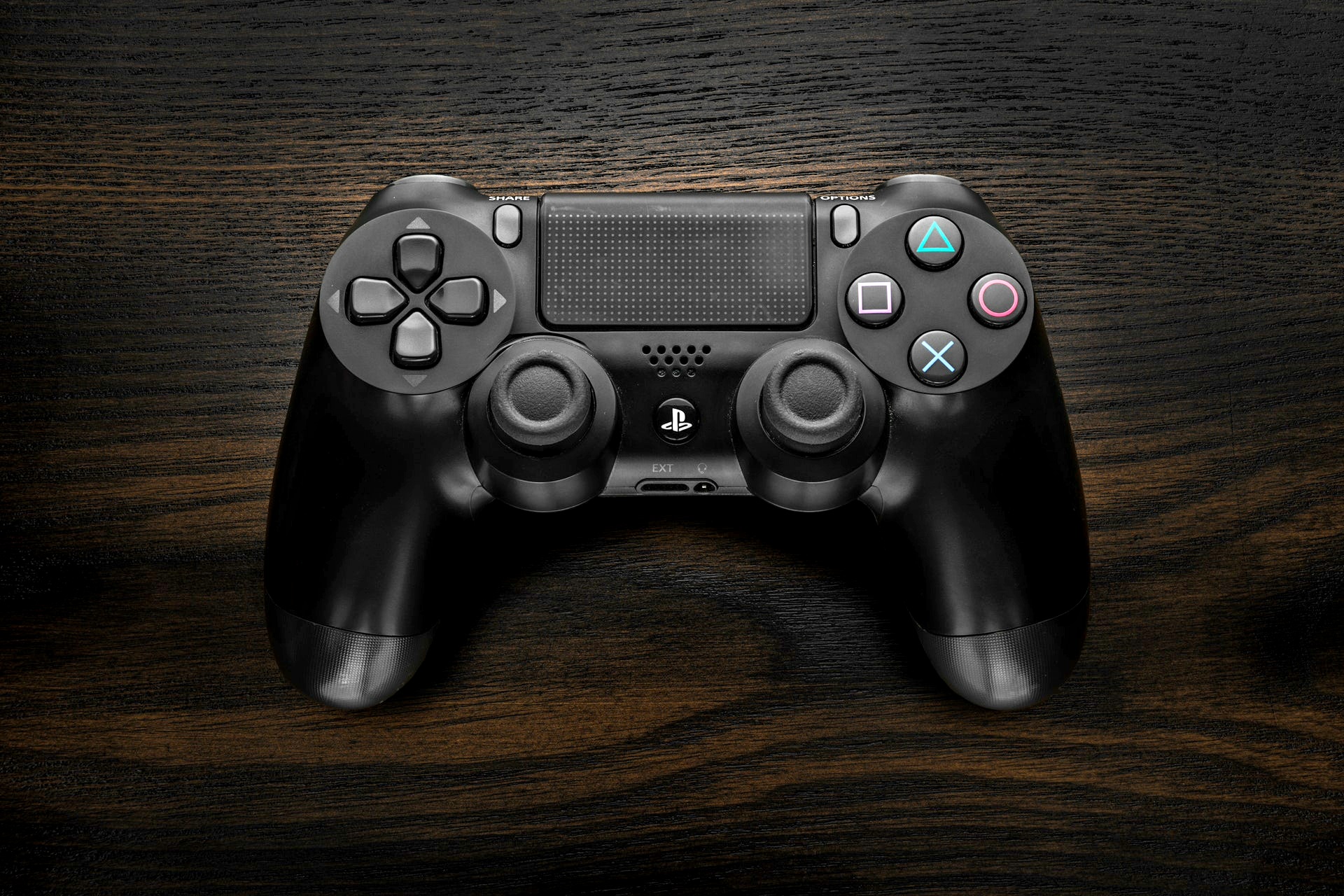 اشترِ وحدة تحكم PlayStation DualShock 4 على لوحة الإعلانات بـ: تحكم محسّن في اللعبة