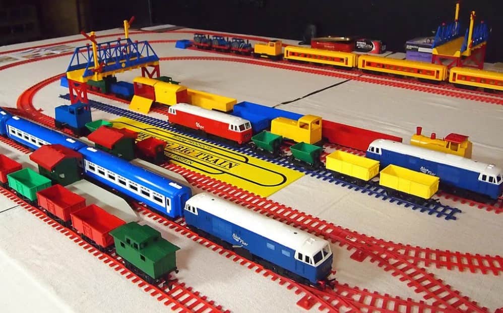 Achetez des trains jouets pour enfants et des ensembles de locomotives sur le tableau d'affichage en Israël.