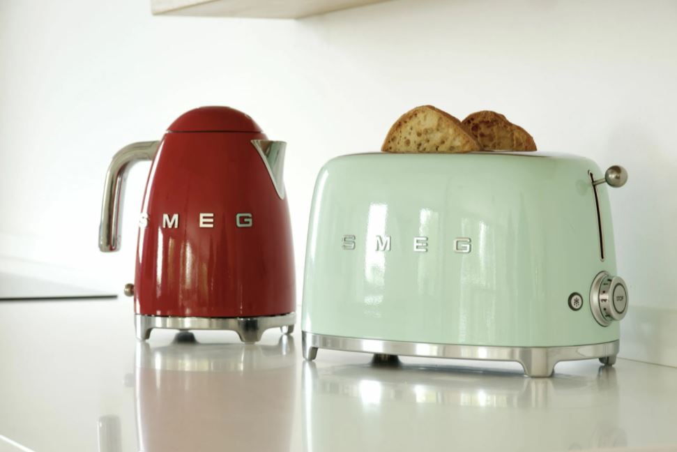 Smeg Retro Style Toaster: Vintage-Inspired Design with Modern Features