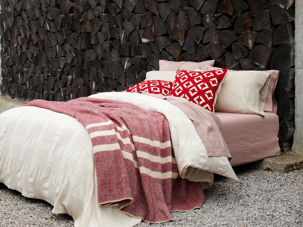 How to buy bedspreads and blankets to give warmth and style to your interior in Israel?