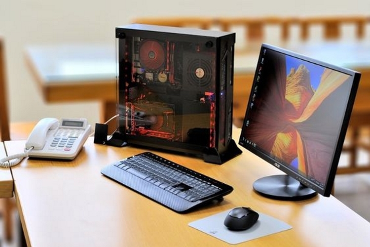 Compact desktop computers for small spaces in Israel