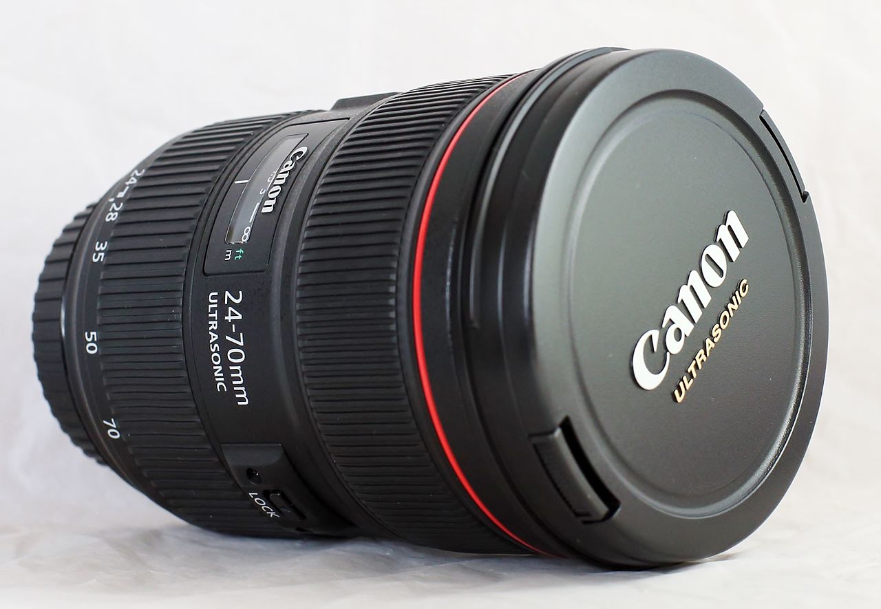 Canon EF 24-70mm f/2.8L II USM: עדשה פופולרית לפורטרטים ואירועים.