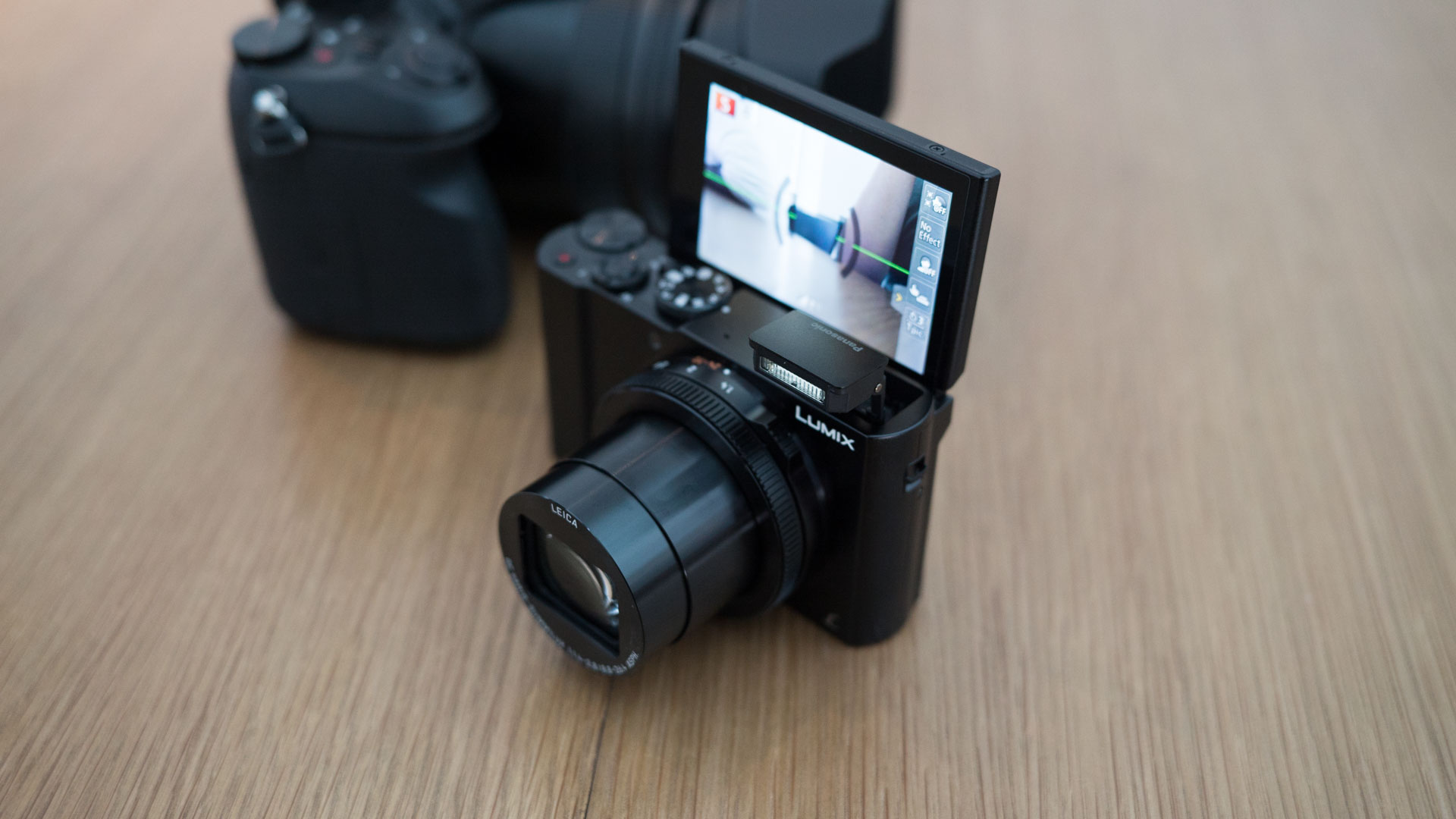 Compact cameras with manual exposure control