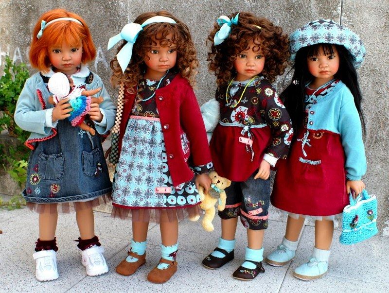 Achetez des poupées sur un babillard en Israël.