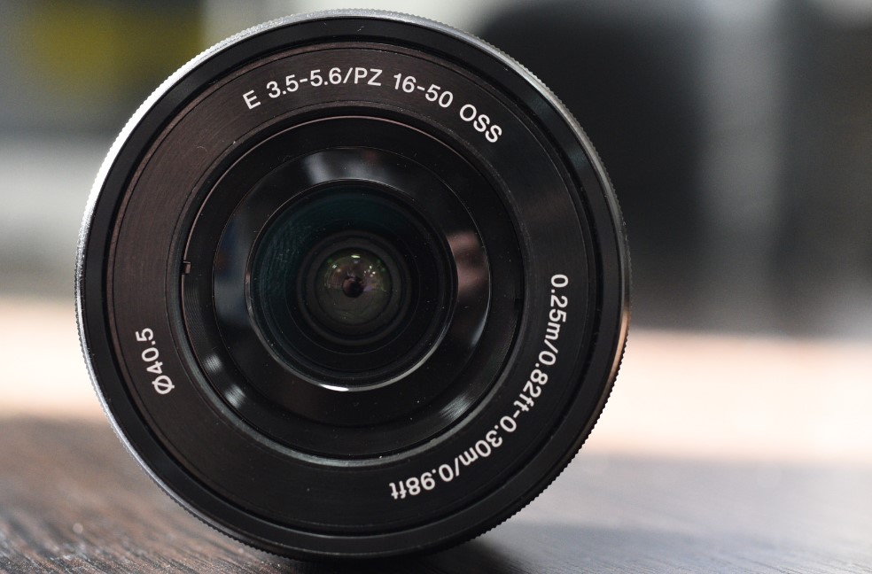 Sony E 16-50mm f/3.5-5.6 PZ OSS: זום קומפקטי למצלמות ללא מראה של Sony.