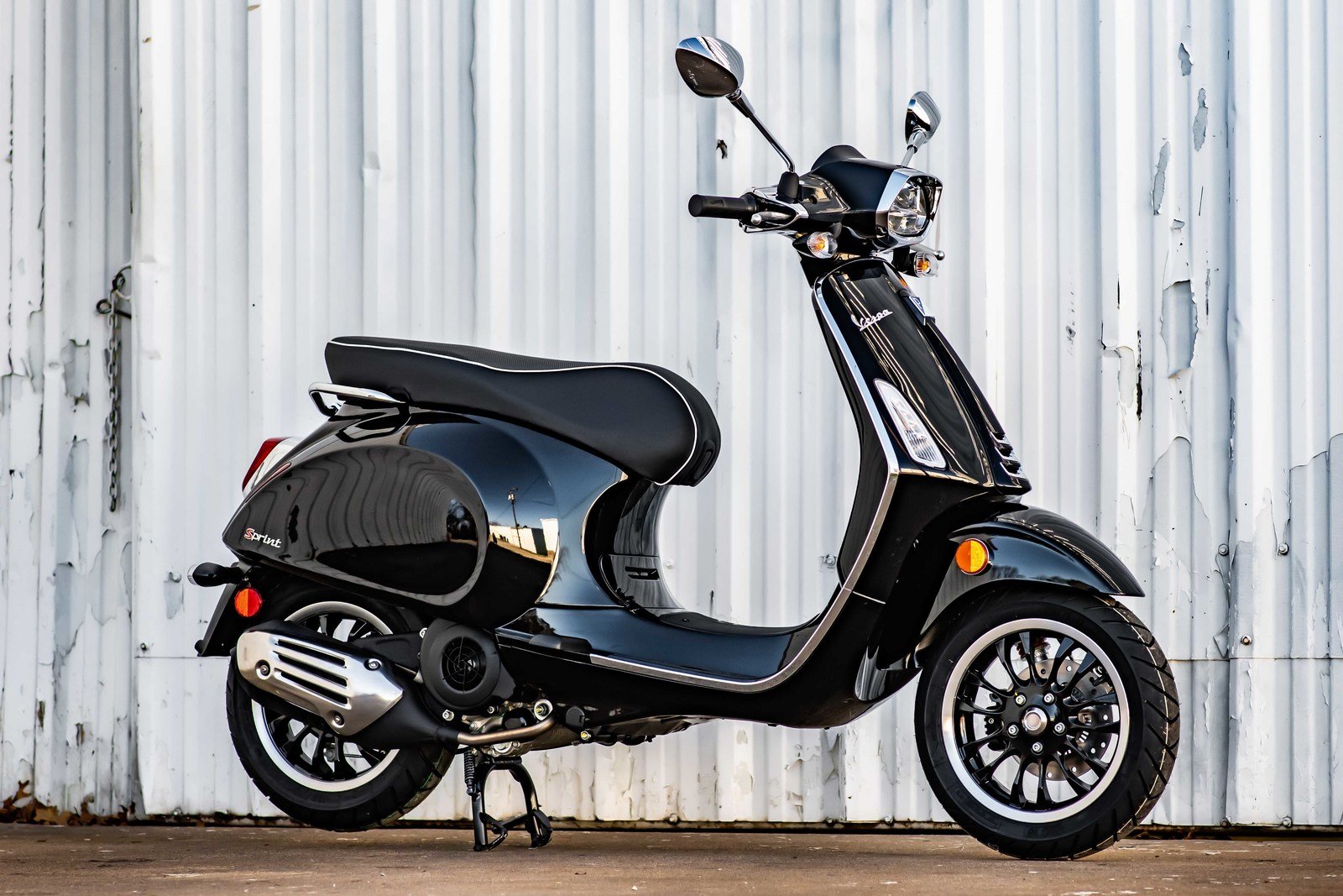 Vespa Sprint: Sprinting Through City Streets with Style