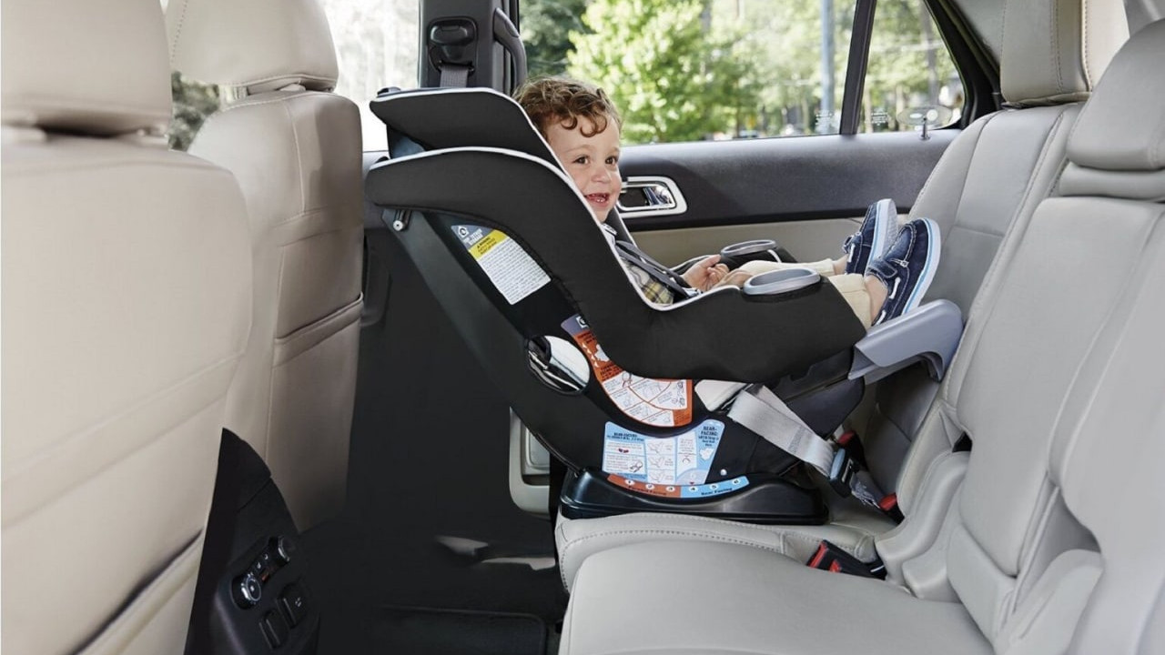 السلامة أولاً: اختيار مقعد السيارة المناسب المواجه للخلف لمولودك الجديد