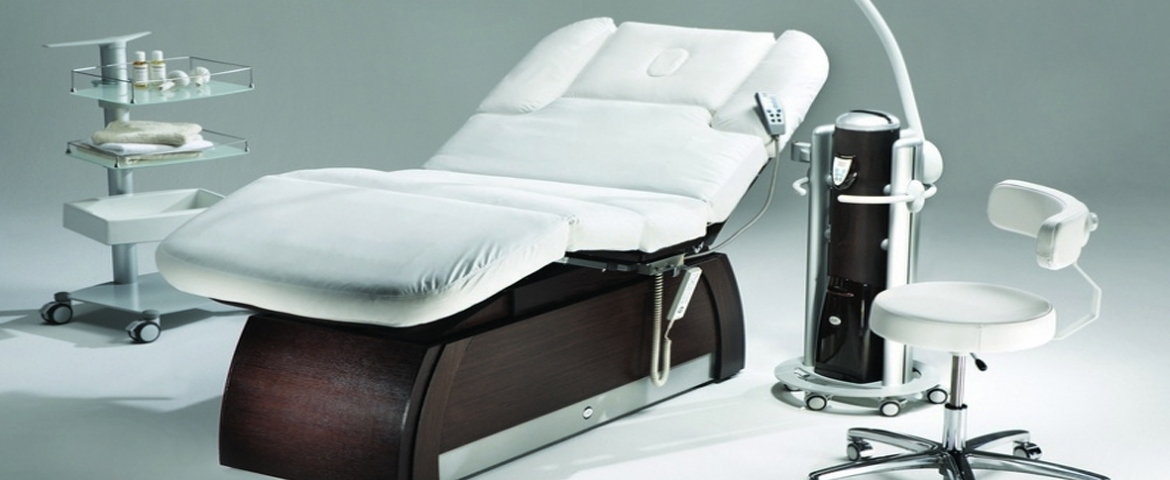 Confort et polyvalence : exploration des lits faciaux et des fauteuils de traitement pour les services de soins de la peau