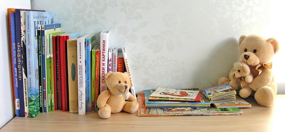 Buy used children's books on a bulletin board in Israel