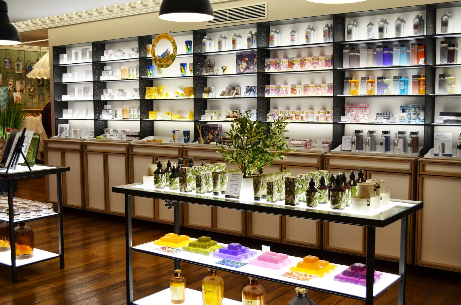 Vente et installation d'équipements pour les magasins de cosmétiques et de parfumerie en Israël