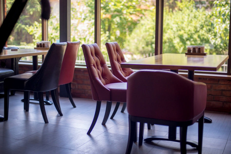 Sale of restaurant chairs and tables in Israel
