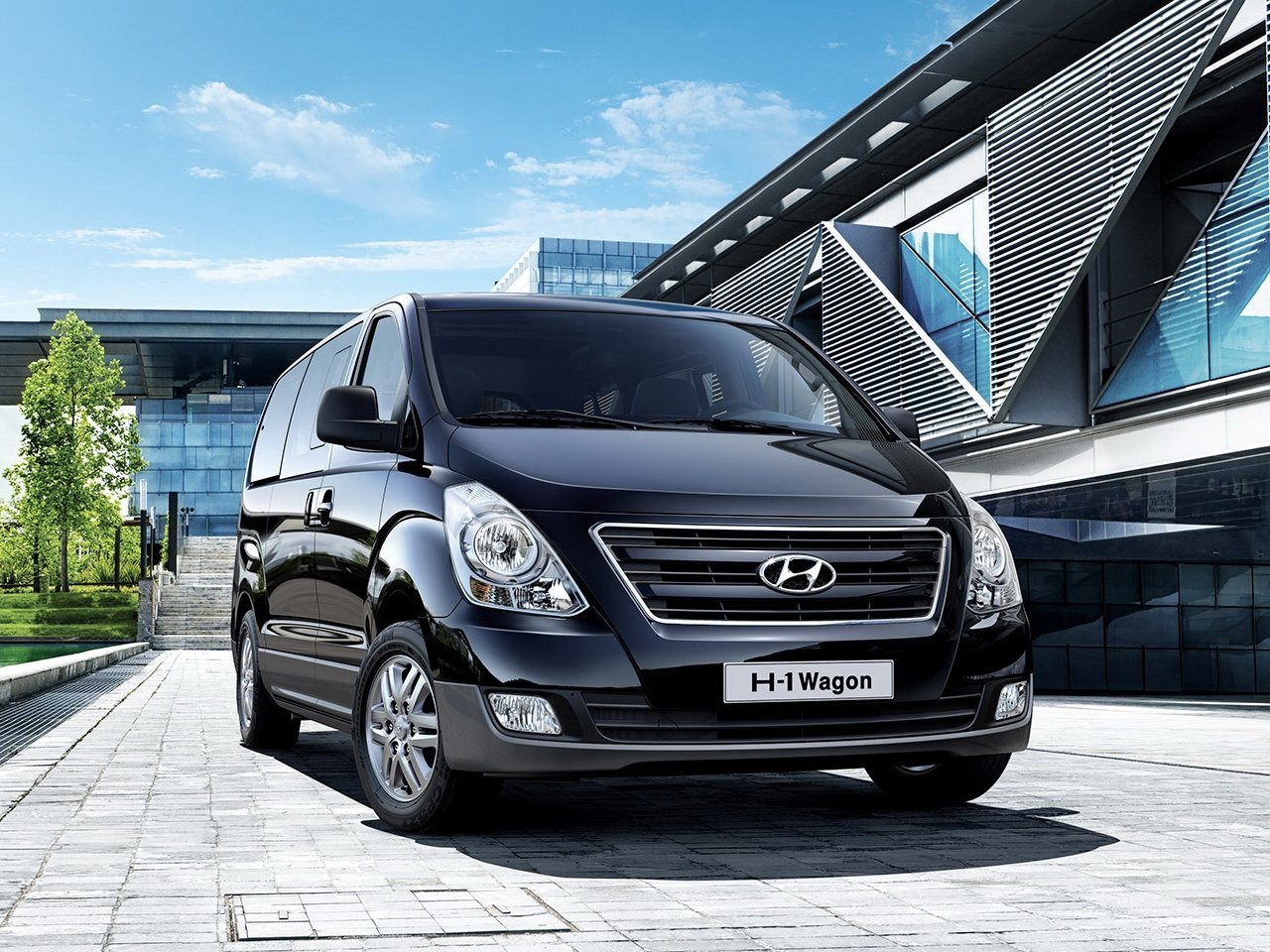 Hyundai Starex: Spacious Solutions for Israeli Commercial Needs