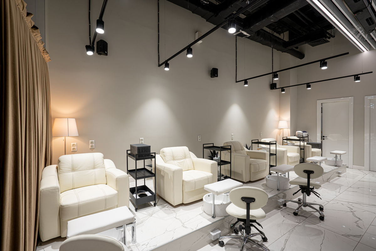 Illuminating Beauty: Exploring Salon Lighting Fixtures and Their Impact on Ambiance and Service Visibility