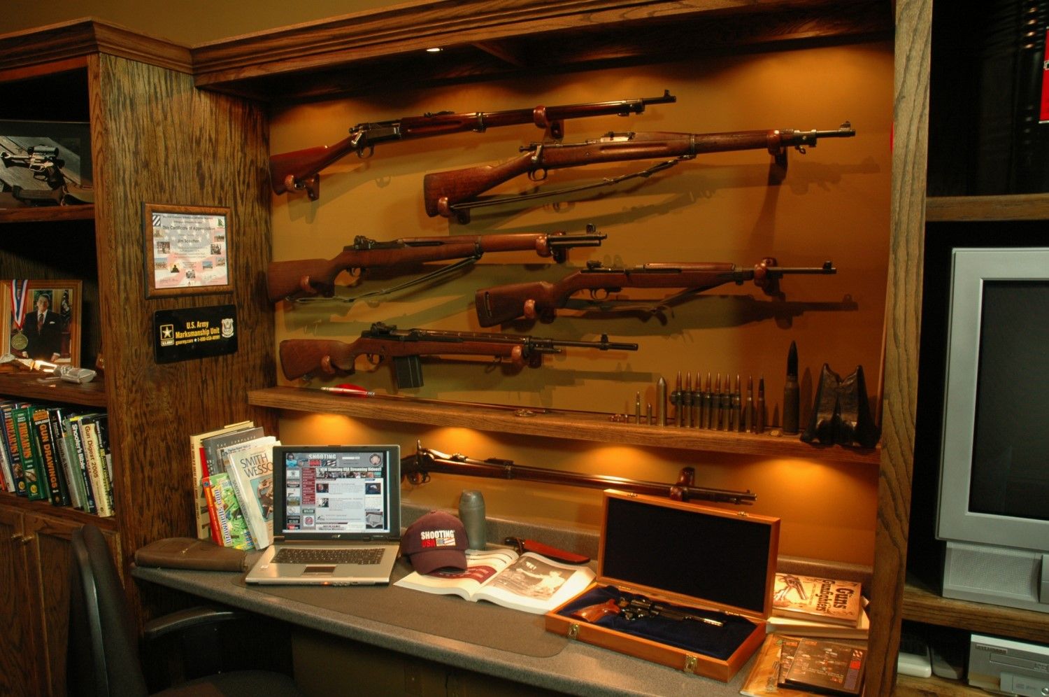 Buy collectible models of weapons in Israel on the bulletin board