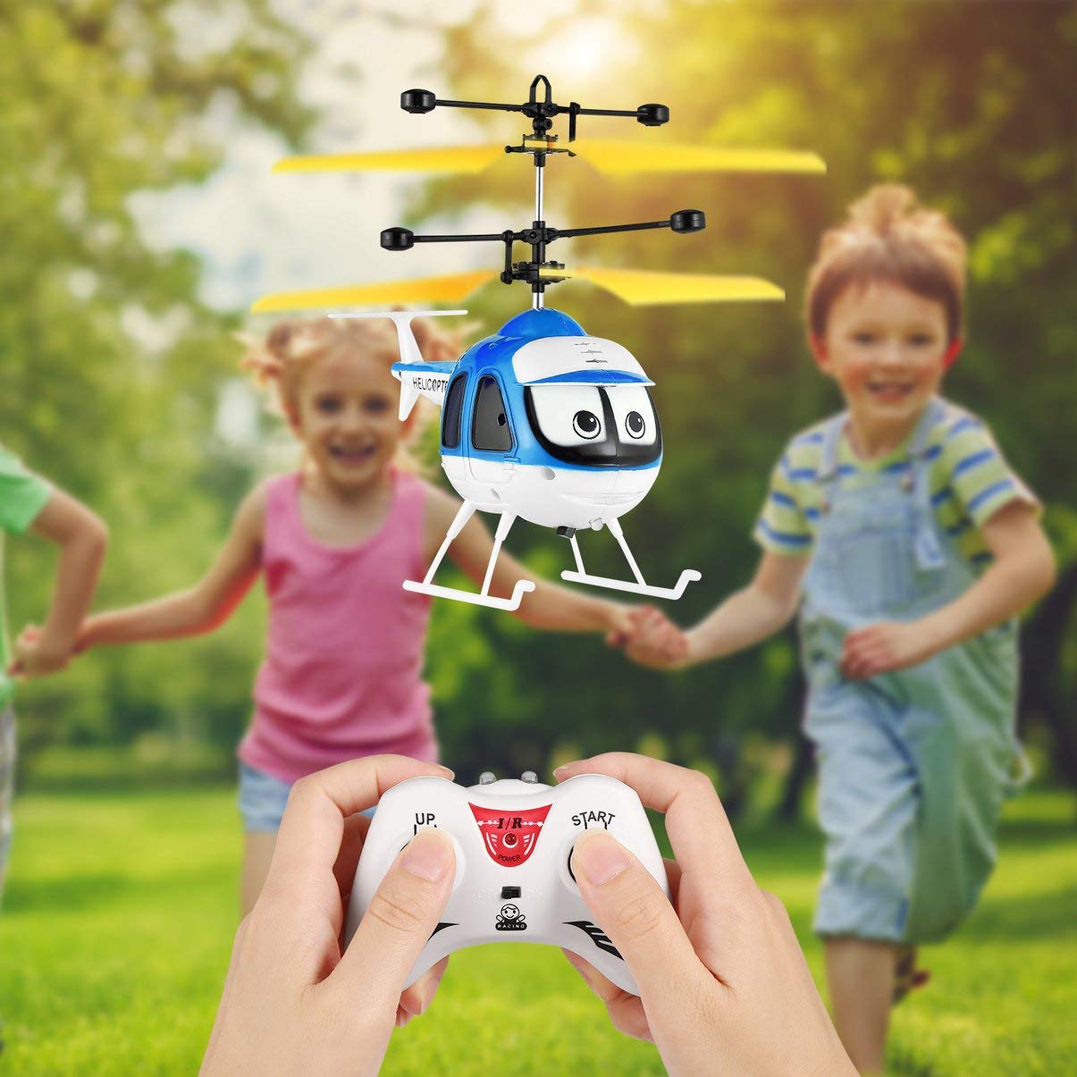 Achetez des drones radiocommandés pour enfants sur un tableau d'affichage en Israël.