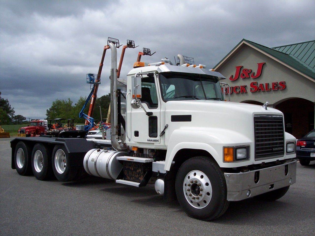 Tips for Buying Used Mack Pinnacle Trucks on the Bulletin Board in Israel