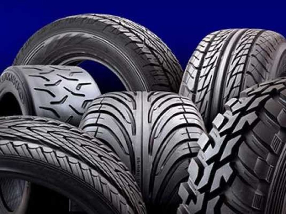 Acheter des pneus de voiture en Israël sur le tableau d'affichage améliore l'adhérence et la maniabilité.