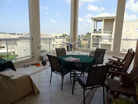 Un monde de possibilités : Explorer des appartements à vendre dans des complexes multifonctionnels à Kfar Saba