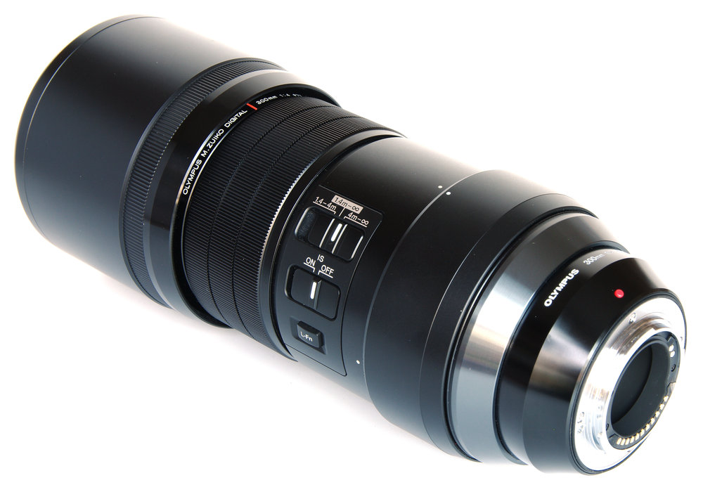 Olympus M.Zuiko Digital ED 300mm f/4 IS PRO: עדשת טלפוטו מקצועית עם איכות תמונה גבוהה עבור Micro Four Thirds.