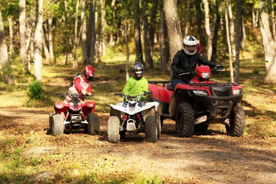 Faire du quad en famille : planifier des sorties amusantes et sécuritaires pour tous